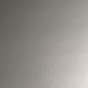 Pode incluir: Uma superfície cinza-clara sólida com uma textura fina e sutil. O material apresenta um acabamento fosco uniforme com um suave gradiente de luz e sombra, criando uma aparência lisa e consistente em toda a área visível do plano.