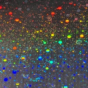 Può includere: Una tazza di ceramica bianca con manico nero e la scritta "But First, Coffee" in grassetto nero. La tazza è posta su uno sfondo sfocato, che ne evidenzia il design pulito.