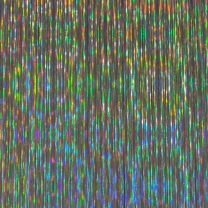 以下が含まれることがあります： 緑、青、黄、オレンジなどの色スペクトルで光を反射する細い平行線の繰り返しパターンが特徴の垂直ホログラフィック素材。暗くニュートラルな背景にメタリックな光沢が施されています。