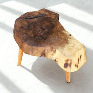 Mesa de centro em madeira de nogueira com borda viva: Mesa lateral de madeira rústica MCM