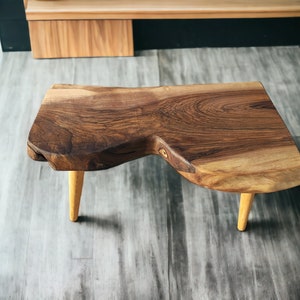 Mesa de centro de nogueira com borda viva feita à mão: mesa de centro de madeira rústica