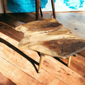 Mesa de centro feita à mão em madeira de nogueira com bordas vivas: Mesa lateral de madeira MCM