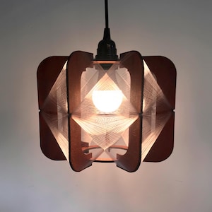 Könnte beinhalten: Eine braune Holz-Pendelleuchte mit einem weißen Schnur-Schirm. Die Leuchte ist eingeschaltet und die Glühbirne ist sichtbar.