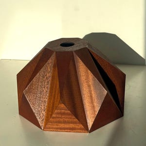 Prototyp, Lampe aus Holz im Origami Stil, gefaltete Optik