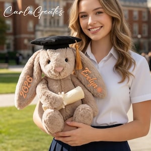 Conejito de peluche personalizado para graduación, conejito con nombre bordado a medida, regalo para graduados universitarios, peluche de recuerdo de la promoción de 2026.