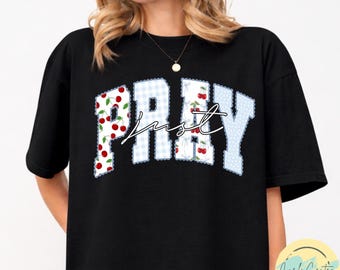 Christian PRAY Varsity Shirt, kariertes Shirt, Cherry Just Pray Shirt, Retro Christian Design Shirt