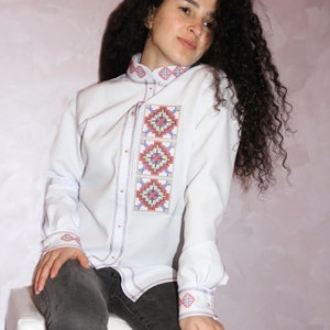 Hemden mit Stickerei eines traditionellen armenischen Teppichmusters