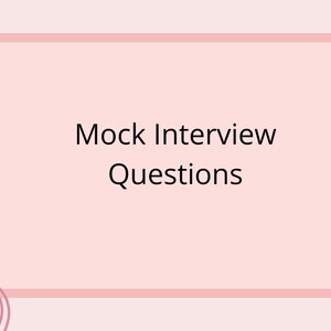 Peut inclure: Fond rose clair avec un cadre rectangulaire et des formes décoratives. Le texte "Mock Interview Questions" est affiché en noir, centré dans le cadre. Le design est simple et épuré.