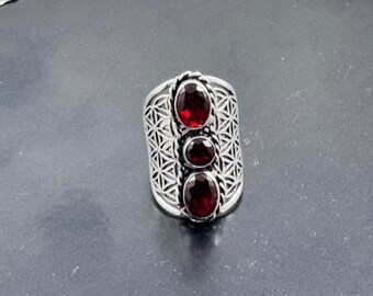 Anillo de rubí rojo en plata de ley hecho a mano: joya con un toque de piedra preciosa