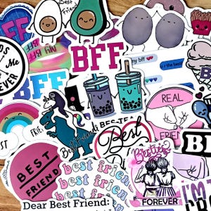 Könnte beinhalten: Eine Sammlung bunter Aufkleber mit verschiedenen Designs. Die Aufkleber zeigen Illustrationen von Avocados, Eiern, Bubble Tea und den Texten "BFF" und "Best Friend". Die Aufkleber sind in Rosa-, Blau- und Grüntönen gehalten.