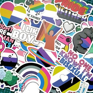 Könnte beinhalten: Eine Sammlung bunter Aufkleber mit verschiedenen LGBTQ+-Pride-Flaggen und -Symbolen. Designs umfassen Herzen, Regenbogen, Planeten und Text wie "I like boys" und "No one knows I'm bisexual."