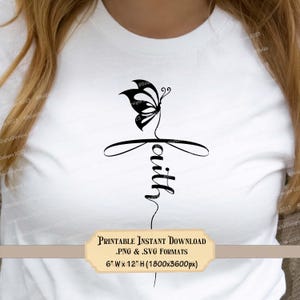 Könnte beinhalten: Weißes T-Shirt mit einem schwarzen Schmetterling- und Kreuz-Design, dem Wort "faith" in Schreibschrift. Das Design enthält den Text "Printable Instant Download .PNG & .SVG FORMATS 15cm B x 30cm H (1800x3600px)" auf einem beigen Banner.