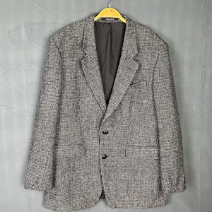 Peut inclure: Un blazer en tweed brun et blanc avec une fermeture à deux boutons. Le blazer a une coupe classique et une poche poitrine unique.