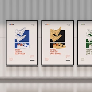 Puede incluir: Tres carteles enmarcados con un diseño minimalista. Cada cartel presenta un par de zapatillas deportivas y el texto "kindly take off your shoes". Los carteles tienen diferentes combinaciones de colores: azul, beige y verde.