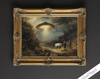 Puede incluir: Una pintura de estilo vintage en un marco dorado representa un paisaje rural con un OVNI flotando sobre un grupo de personas y una vaca. El OVNI emite un rayo de luz. La pintura está sobre un fondo oscuro.