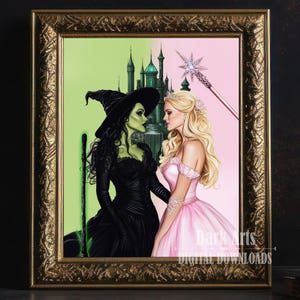 Peut inclure: Une illustration numérique de deux femmes, l'une en robe verte et chapeau de sorcière noir, l'autre en robe rose. La femme en vert tient un bâton noir et la femme en rose tient une baguette. L'arrière-plan est une image divisée d'un château vert et d'un château rose.