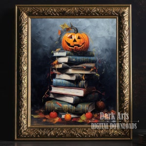 Puede incluir: Una calabaza tallada en forma de jack-o'-lantern se sienta encima de una pila de libros antiguos con hojas de otoño esparcidas alrededor de la base. La calabaza tiene una sonrisa amigable y dentada y está iluminada desde adentro, proyectando un brillo cálido.