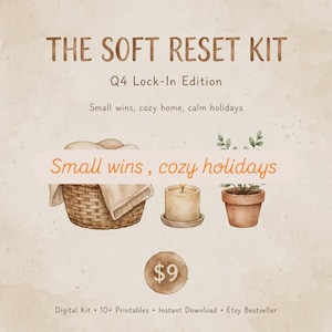 Puede incluir: Un kit digital titulado THE SOFT RESET KIT Q4 Lock-In Edition con ilustraciones en acuarela de una cesta tejida con una tela, una vela encendida y una planta en maceta. El texto incluye Small wins, cozy home, calm holidays y Small wins, cozy holidays.