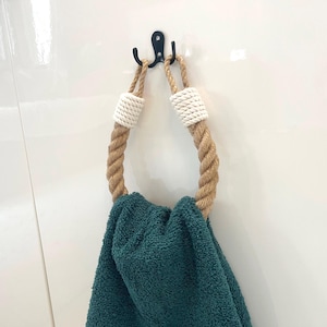 Portasciugamani..Bagno o cucina..Corda di iuta e gancio in metallo (nero, oro, bianco, ottone...)..Arredamento rustico.