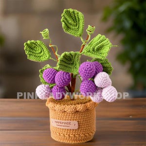 Planta de uva tejida a crochet hecha a mano: decoración con hilo morado