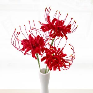 ハンドメイドかぎ針編みの赤いヒガンバナ（花瓶なし） | 大胆な花飾り | 個性的な糸の花 | ユニークなかぎ針編みの花 | ラッドイエロー