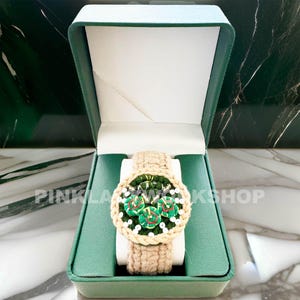 Reloj de juguete de ganchillo hecho a mano / Arte de hilo verde