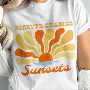 Inseguire per sempre i tramonti SVG, PNG per sublimazione, download digitale, design retrò boho al tramonto, atmosfere da spiaggia, regali per gli amanti del sole durante le vacanze estive