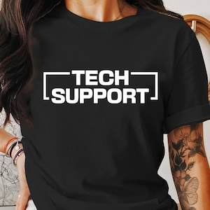Könnte beinhalten: Schwarzes T-Shirt mit weißem Text, der "[TECH] SUPPORT" in einem Kasten lautet.