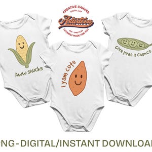 Puede incluir: Tres bodies blancos para bebé con lindas ilustraciones y texto con temática de comida. El primer body tiene una mazorca de maíz con una cara sonriente y el texto "Aww shucks". El segundo body tiene una batata sonriente y el texto "I yam cute". El tercer body tiene tres guisantes en una vaina con caras sonrientes y el texto "Give peas a chance".