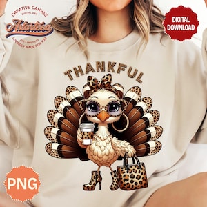 Può includere: Felpa beige con un tacchino dei cartoni animati con occhiali da sole, un fiocco e una tazza di caffè. Il tacchino ha un motivo leopardato sulle piume, sul fiocco, sugli stivali e sulla borsa. La parola "THANKFUL" è sopra il tacchino. L'immagine include il testo "DIGITAL DOWNLOAD".