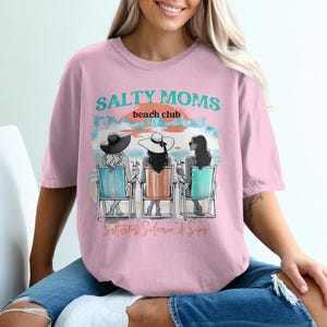 Salty Moms Beach Club Graphic Tee, Summer Casual Women's T-Shirt, Fun Mom Outing Top, Stylish Beachwear, Soft Pink Cotton Shirt
