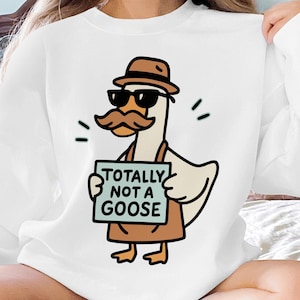 Funny Silly Goose vermomming PNG T-shirt Design, Totally Not a Goose, eigenzinnige dierlijke clipart, Silly Bird, Gag Gift Design, digitale download