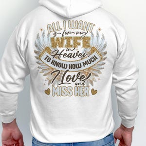 Può includere: Felpa con cappuccio bianca con un design glitter oro che dice "Tutto ciò che voglio è che mia moglie in paradiso sappia quanto la amo e mi manca".
