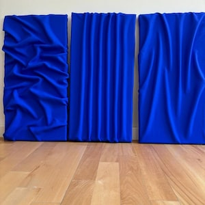 30 x 60 cm strukturiertes und minimalistisches Wandstück. Modernes minimalistisches Kunstwerk. Abstrakte Wohndeko in Ultramarinblau. Kunst auf Leinwand. 3D Wohndekor.