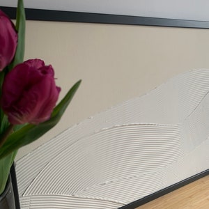 Strukturiertes Kunstwerk und minimalistisches Wandstück für Ihr Zuhause. Modernes wollweißes minimalistisches Wohndeko. Abstrakte Leinwand für dein Homeoffice.