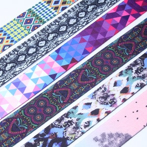 Könnte beinhalten: Sechs bunte gemusterte Stoffbänder mit verschiedenen Designs, darunter geometrische Formen, Tiermuster und abstrakte Muster.