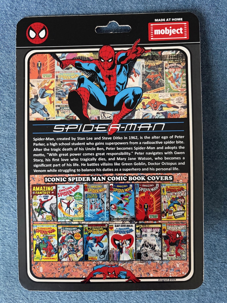 Pu&ograve; includere: Confezione di una action figure di Spider-Man con il supereroe in posa dinamica. La confezione include copertine di fumetti e testo che descrive l'origine e i cattivi di Spider-Man. La figura &egrave; rossa e blu.