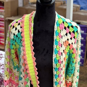 Vibrant Queen Cardigan Crochet fait à la main