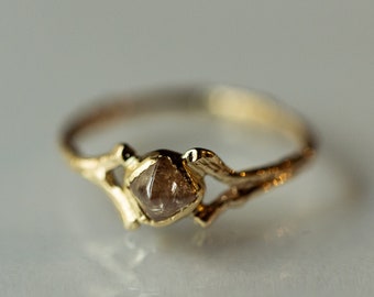 Anillo de compromiso con rama de oro de 14 quilates engastado con un diamante en bruto de color claro de 1 quilate en un engaste de bisel