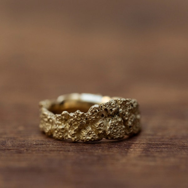 14K solid gold wide tree bark ring, everyday statement ring with cracked tree bark texture. Nature inspired wedding ring