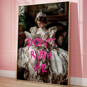 Könnte beinhalten: Ein Gemälde im Vintage-Stil einer Frau in einem weißen Kleid, die eine Zeitung liest. Die Worte "DON'T RUSH ME" sind in pinkfarbener Sprühfarbe über das Bild geschrieben.