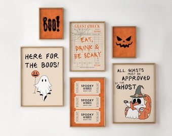 Puede incluir: Una colección de láminas artísticas enmarcadas con temática de Halloween. Las láminas presentan frases como "Boo!" y "Here for the Boos!", junto con gráficos espeluznantes como fantasmas y calabazas.