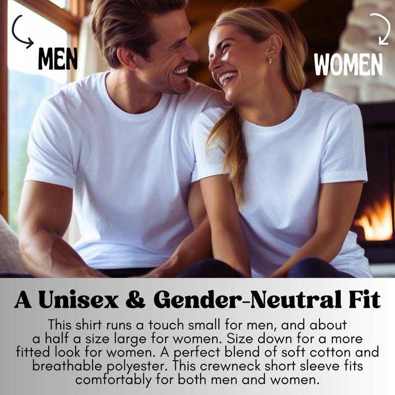 Op de afbeelding: Twee mensen dragen witte crewneck shirts met korte mouwen. De afbeelding bevat de tekst "MEN" en "WOMEN" met pijlen die naar de individuen wijzen. De tekst "A Unisex & Gender-Neutral Fit" is ook aanwezig.