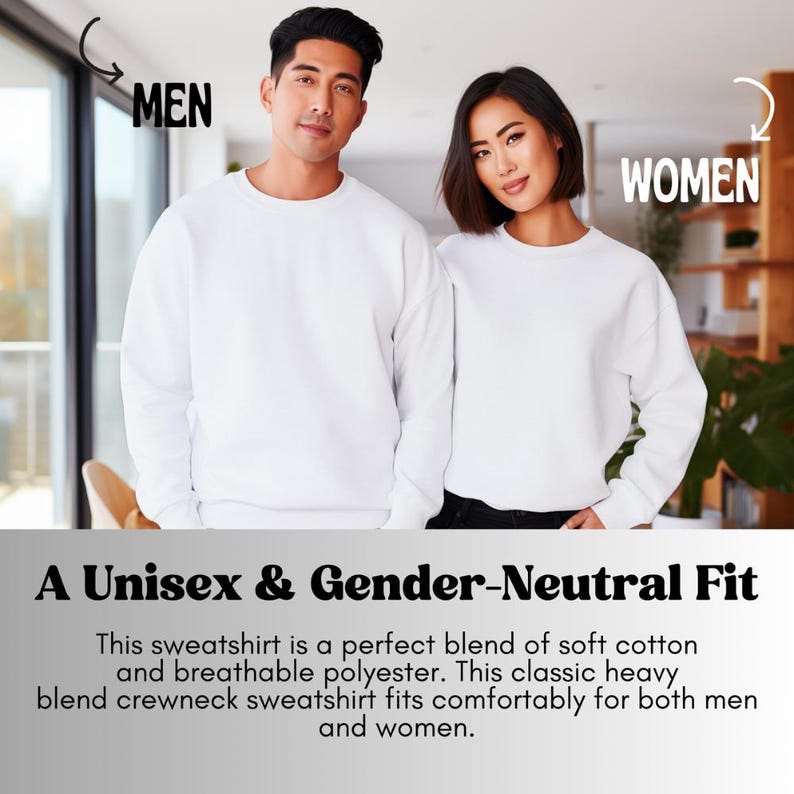 Puede incluir: Dos personas vestidas con sudaderas blancas de cuello redondo. La imagen incluye el texto "A Unisex & Gender-Neutral Fit" y describe la sudadera como una mezcla de algod&oacute;n y poli&eacute;ster, adecuada para hombres y mujeres.