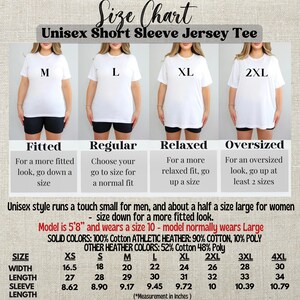 Op de afbeelding: Een maattabel voor Unisex T-shirts met korte mouwen. De tabel bevat afmetingen in inches voor de maten XS tot en met 4XL. De tabel laat ook zien hoe de shirts passen, van getailleerd tot oversized, met modellen die verschillende maten dragen.