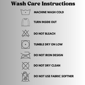 Op de afbeelding: Een grijze afbeelding met zwarte tekst en symbolen met wasvoorschriften. De tekst bevat "MACHINE WASH COLD", "TURN INSIDE OUT", "DO NOT BLEACH", "TUMBLE DRY ON LOW", "DO NOT IRON DESIGN", "DO NOT DRY CLEAN" en "DO NOT USE FABRIC SOFTNER".