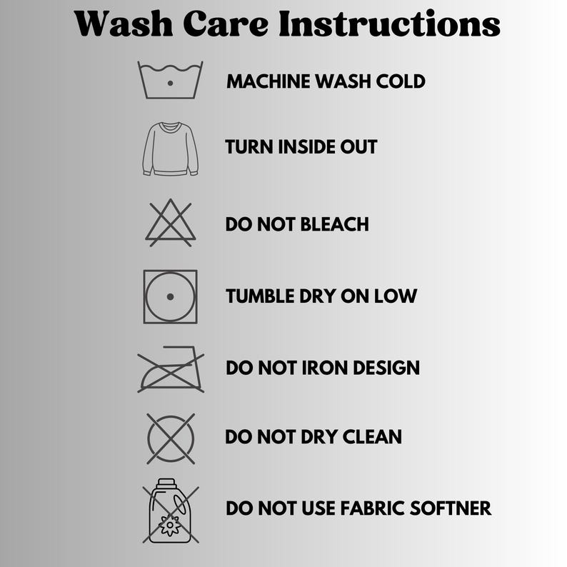 Op de afbeelding: Een grijze afbeelding met zwarte tekst en symbolen met wasvoorschriften. De tekst bevat "MACHINE WASH COLD", "TURN INSIDE OUT", "DO NOT BLEACH", "TUMBLE DRY ON LOW", "DO NOT IRON DESIGN", "DO NOT DRY CLEAN" en "DO NOT USE FABRIC SOFTNER".
