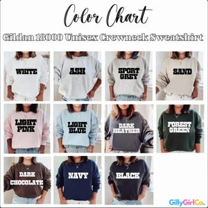 Puede incluir: Tabla de colores de sudaderas unisex Gildan 18000, mostrando blanco, gris ceniza, gris deportivo, arena, rosa claro, azul claro, gris oscuro, verde bosque, chocolate oscuro, azul marino y negro. El texto "Color Chart" est&aacute; arriba.