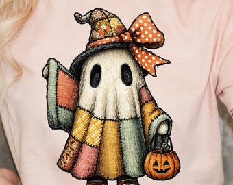 Pode incluir: Camiseta rosa claro com uma ilustração de um fantasma de Halloween. O fantasma usa uma roupa de patchwork, um chapéu de bruxa com um laço de bolinhas e segura uma lanterna de abóbora. O design é uma ilustração colorida com uma estética vintage.