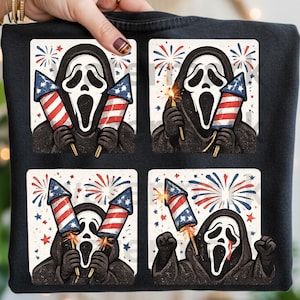 K&ouml;nnte beinhalten: Schwarzes Sweatshirt mit vier quadratischen Grafiken einer Ghostface-Maske, die Feuerwerksk&ouml;rper im Stil der amerikanischen Flagge h&auml;lt. Die Grafiken verwenden Rot, Wei&szlig; und Blau, mit explodierenden Feuerwerksk&ouml;rpern im Hintergrund.